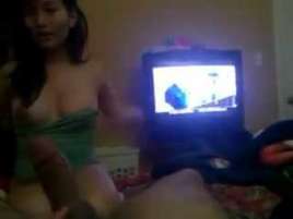 Pinatungan habang nanonood ng TV